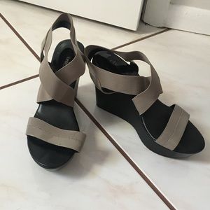 Charles David taupe and black wedges 8.5